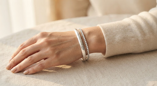 Cổ tay đeo vòng tay bạc nguyên chất dưới ánh sáng ấm